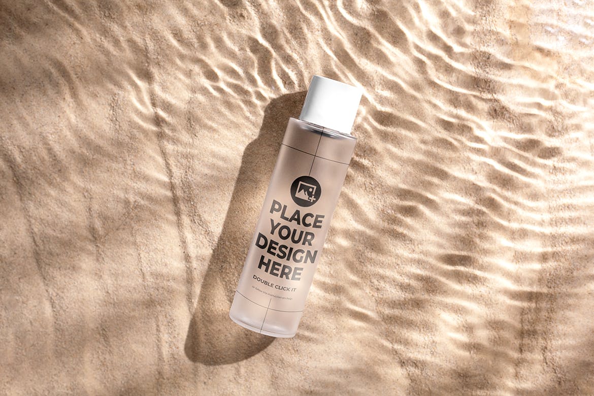 光感十足的沙子水波背景上的血清瓶子PSD样机素材