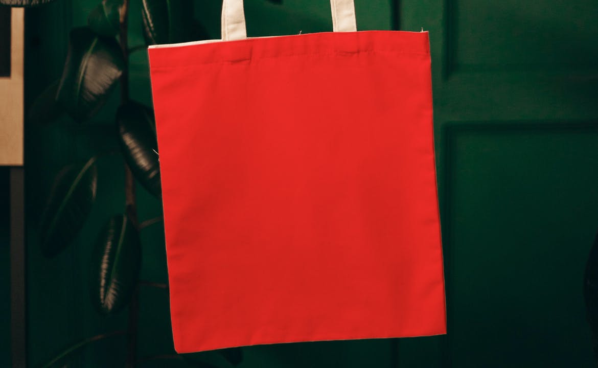 手拿手提袋PSD样机素材包