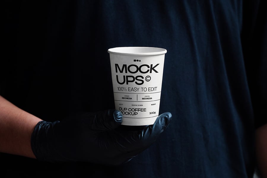 黑色背景手拿咖啡杯包装样机PSD素材包-2 黑色背景手拿咖啡杯包装样机PSD素材包