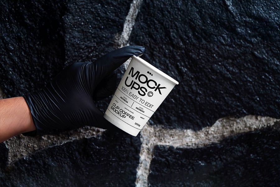 黑色背景手拿咖啡杯包装样机PSD素材包-3 黑色背景手拿咖啡杯包装样机PSD素材包