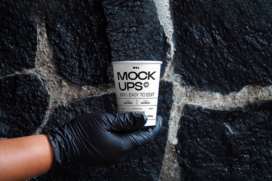 黑色背景手拿咖啡杯包装样机PSD素材包-4 黑色背景手拿咖啡杯包装样机PSD素材包