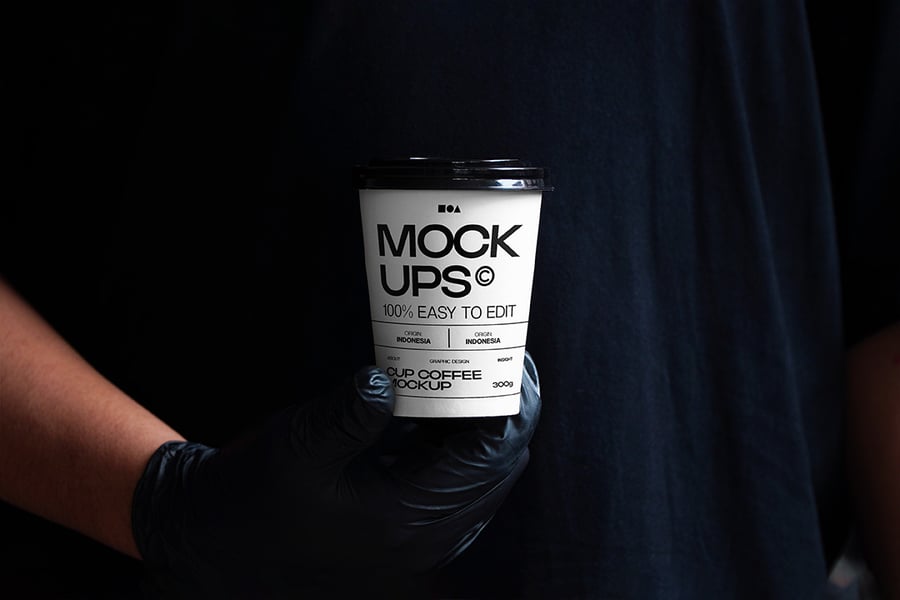 黑色背景手拿咖啡杯包装样机PSD素材包-5 黑色背景手拿咖啡杯包装样机PSD素材包