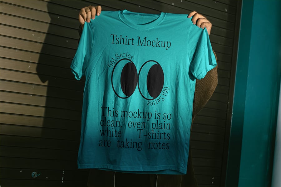 带场景的手拿T恤PSD样机素材包-3 带场景的手拿T恤PSD样机素材包