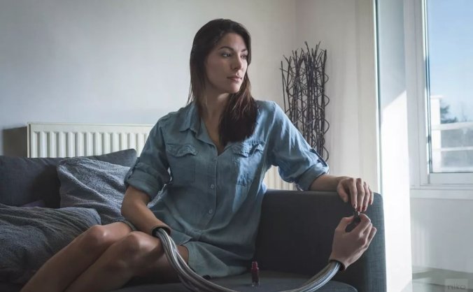 怎么P图?看国外大神用电线和塑料假肢修出让人瑟瑟发抖的图片