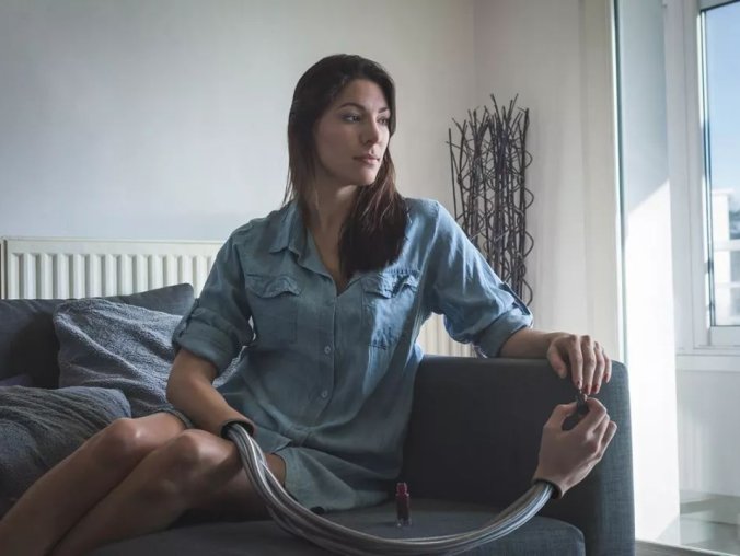 怎么P图?看国外大神用电线和塑料假肢修出让人瑟瑟发抖的图片